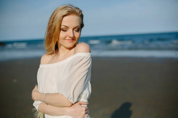 Mulher loira atraente em vestido branco na praia — Fotografia de Stock