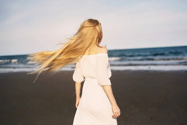 Blonde Frau im weißen Kleid am Strand — Stockfoto