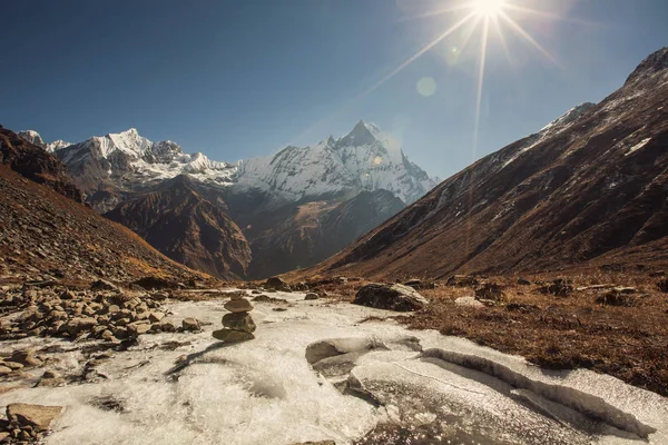 Fryst mountain river och soluppgång — Stockfoto