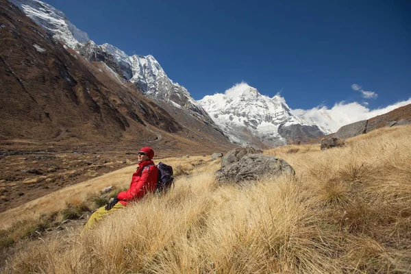 Homem turístico sentado e relaxar em Annapurna — Fotografia de Stock