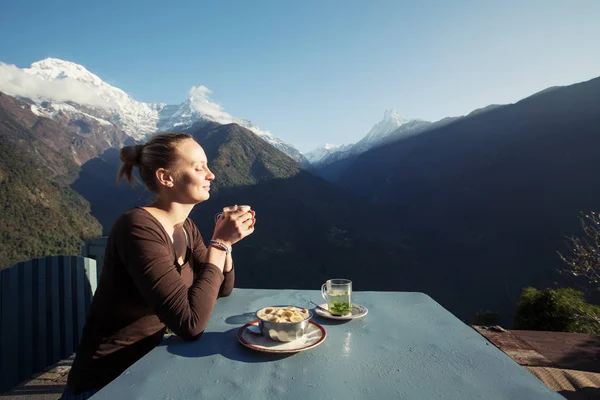 Fiatal nő kávét iszik, a Himalája hegység — Stock Fotó