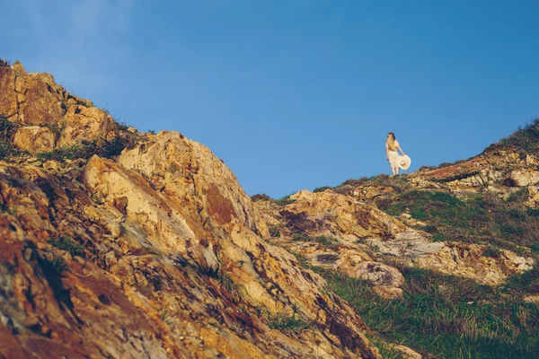 Frau im weißen Kleid auf dem Gipfel des Berges — Stockfoto