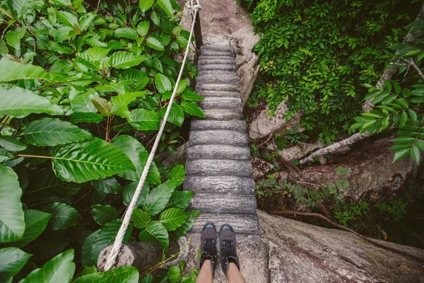 Jambes de femme sur le pont d'escalier — Photo