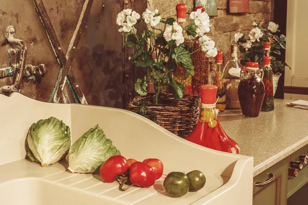 Groenten en zomerbloemen op de keuken — Stockfoto