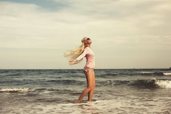 Frau entspannt am Strand und genießt den Sommer — Stockfoto