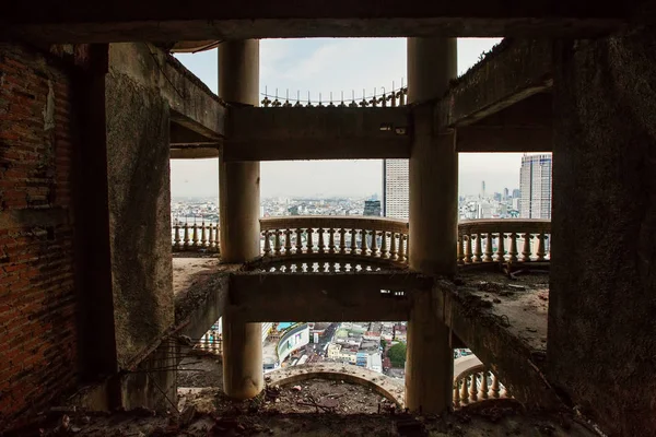 Vista abandonada do arranha-céu — Fotografia de Stock