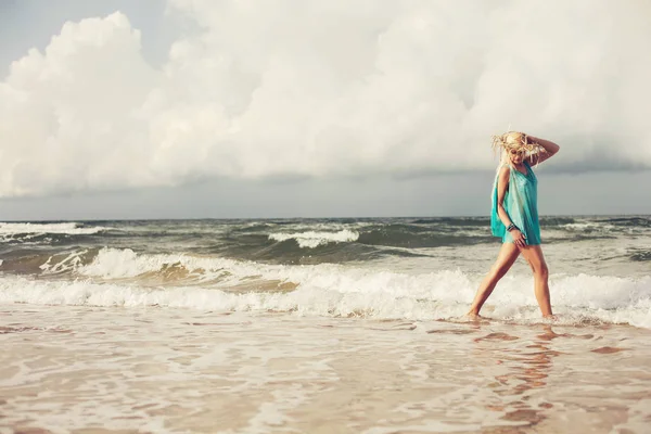 Femmina godere spiaggia oceano — Foto Stock