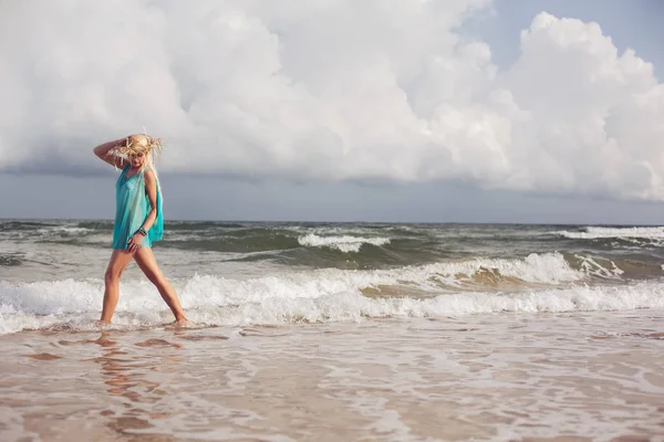 Mulher loira andando na costa do mar — Fotografia de Stock