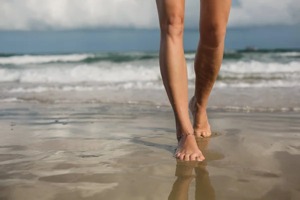 Wanita berjalan di pantai pasir — Stok Foto