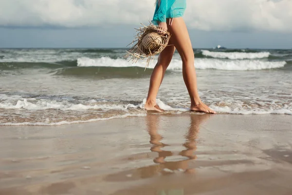 Donna gambe a piedi lungo il lato mare — Foto Stock