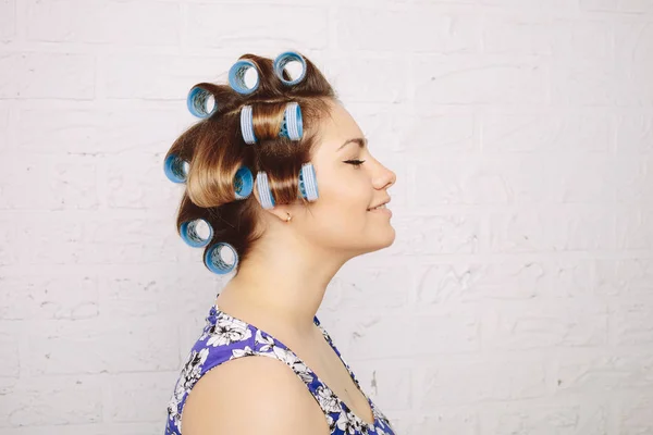 Mulher feliz com encrespadores de cabelo grande — Fotografia de Stock