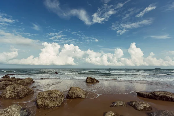 Stones coast and white clouds — Stock Photo, Image