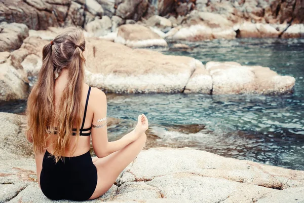Vrouw yoga meditatie doen op strand — Stockfoto