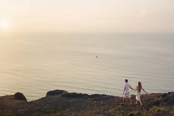 Couple marche en plein air sur la falaise — Photo