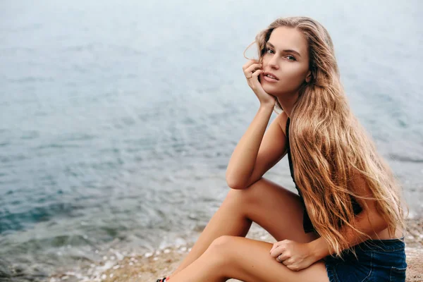 Krásná dívka na pláži v létě — Stock fotografie