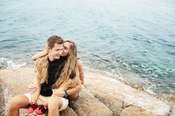幸福的情侣在爱情上海滩 — 图库照片