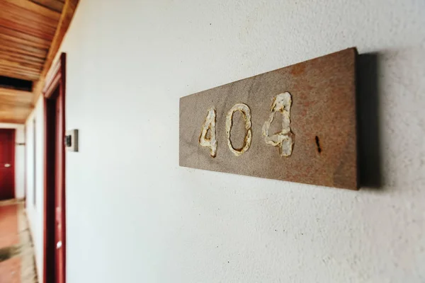 Error 404 number plate in abandoned building — Stock Photo, Image