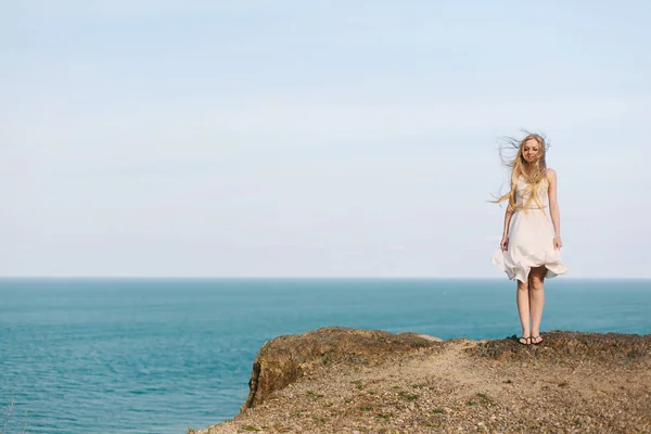 Žena s šaty stojí na Blue Sea Beach — Stock fotografie