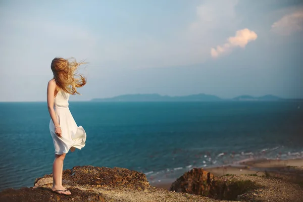 Молода дівчина на скелястому пляжі — стокове фото