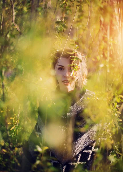 Young woman in green trees — Stock Photo, Image