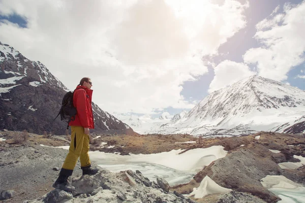 Альпинист достигает снежной горы в солнечный день . — стоковое фото