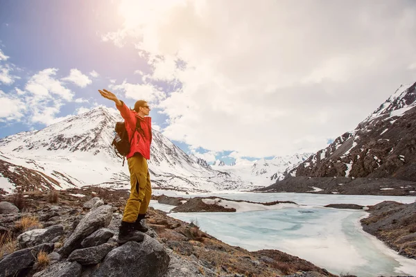 徒步旅行在高雪山的人 — 图库照片