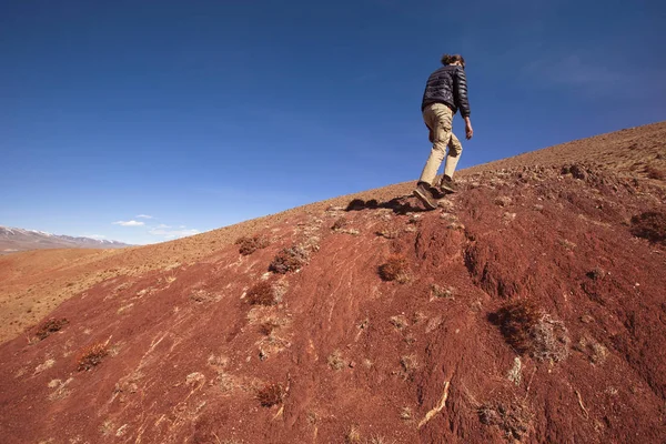 Kırmızı dağda yürüyen adam — Stok fotoğraf