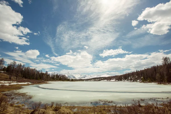 Ghiaccio lago di montagna il giorno — Foto Stock