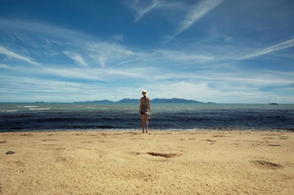 Женщина возле черной грязной воды — стоковое фото