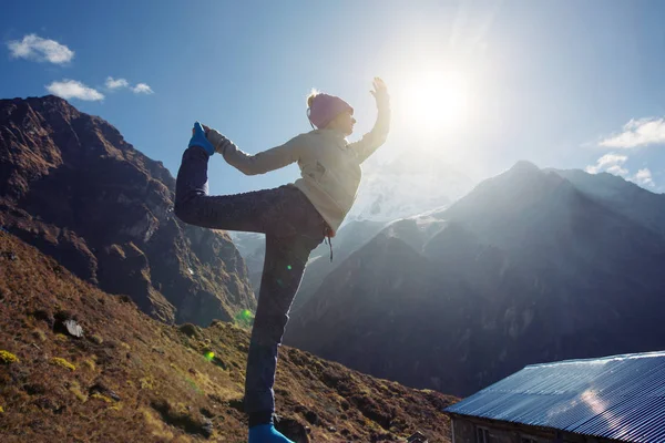 Traveler Yoga Donna che fa esercizio in Himalaya — Foto Stock