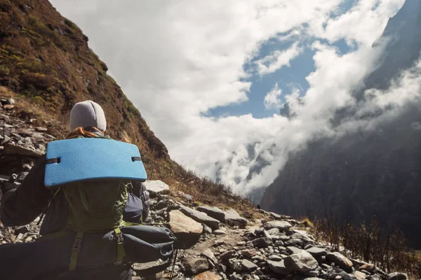 Ragazza con zaino a piedi in montagna — Foto Stock