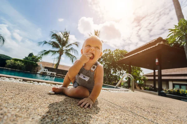 Bebé niño tratando de comer piedra al aire libre —  Fotos de Stock