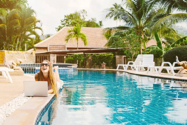 女人自由职业者附近游泳池与笔记本电脑 — 图库照片