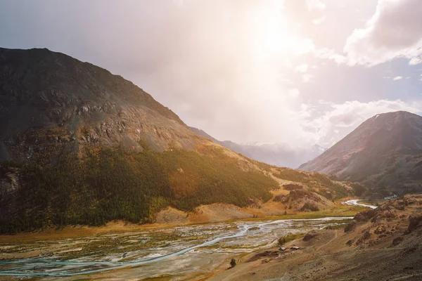 Berget dalen med floden och solljus — Stockfoto