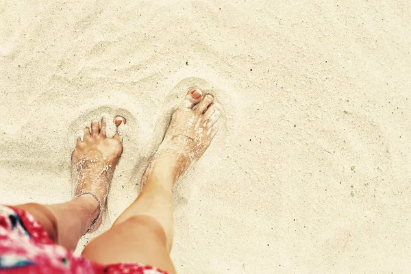 Πόδια της γυναίκας στην άμμο παραλία στη θάλασσα — Φωτογραφία Αρχείου