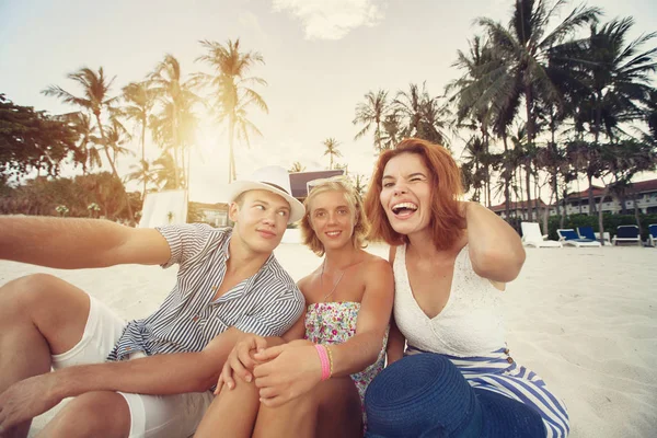 Unga vänner göra selfie tillsammans — Stockfoto