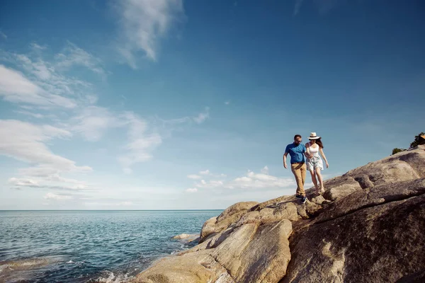 Man and woman walking on beautiful sea shore — Stock Photo, Image