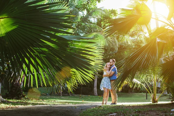 Casal caminhando na floresta de palmeiras — Fotografia de Stock