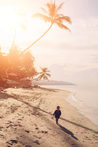 Playa con silueta de niño corriendo — Foto de Stock
