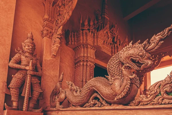 Arquitectura del Templo Rojo en Tailandia — Foto de Stock