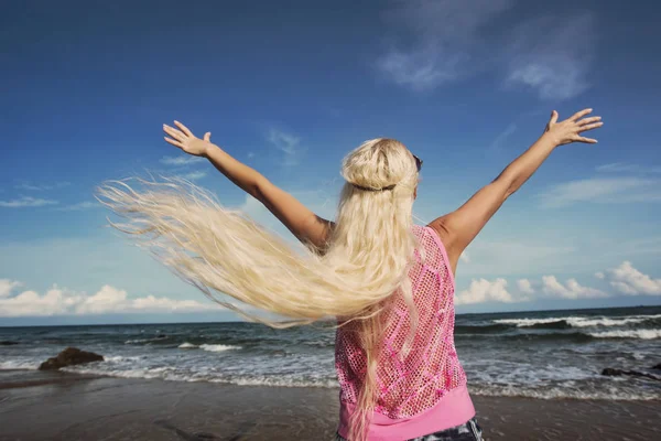 Vrouw in gratis geluk bliss op strand — Stockfoto