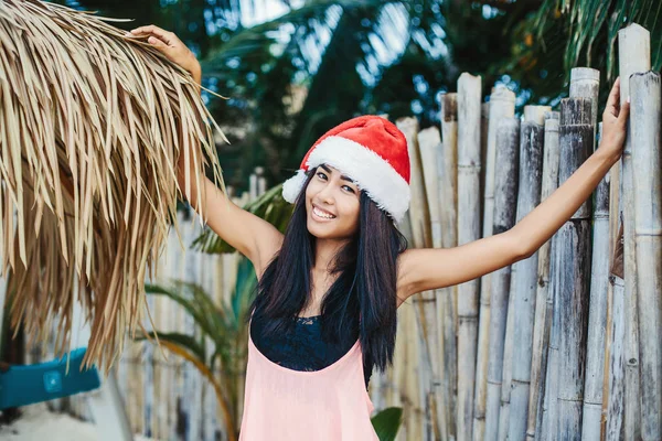 Tajski model nosić santa hat. — Zdjęcie stockowe