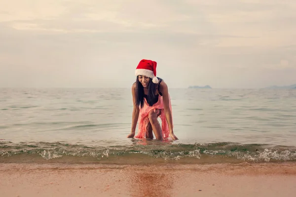 Modelo tailandés desgaste sombrero de santa . —  Fotos de Stock