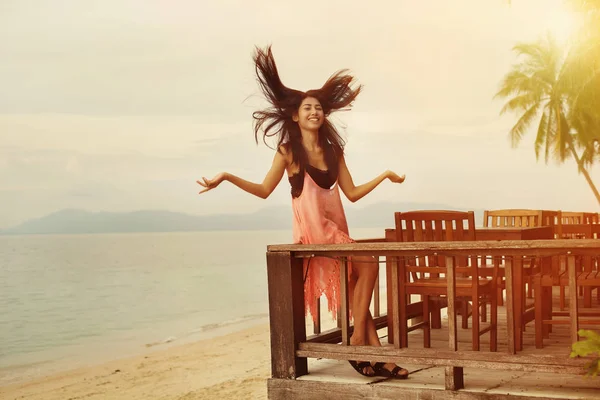 นางแบบสาวไทยเพลิดเพลินกับพระอาทิตย์ตกดิน — ภาพถ่ายสต็อก