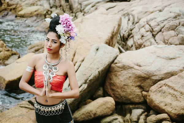 Thailändisches Mädchen in traditioneller thailändischer Kleidung — Stockfoto