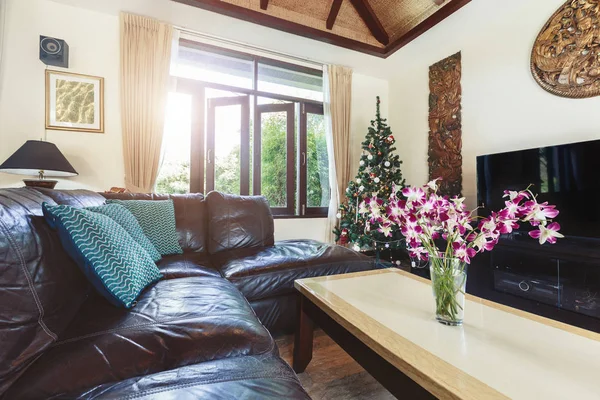 Interiér obývacího pokoje v luxusní vile — Stock fotografie