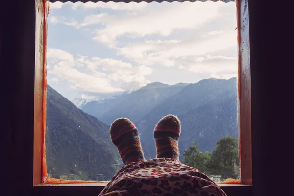 Legs of traveler in Warm socks — Stock Photo, Image