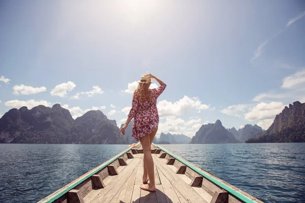 Feliz fêmea viajando no barco — Fotografia de Stock