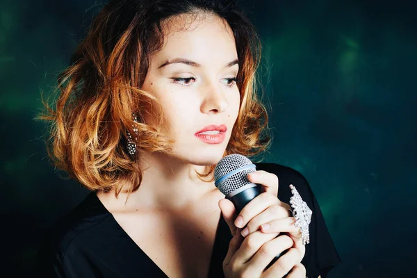 Žena zpěvák s mikrofonem — Stock fotografie