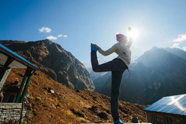 Joven mujer del deporte haciendo ejercicio físico — Foto de Stock